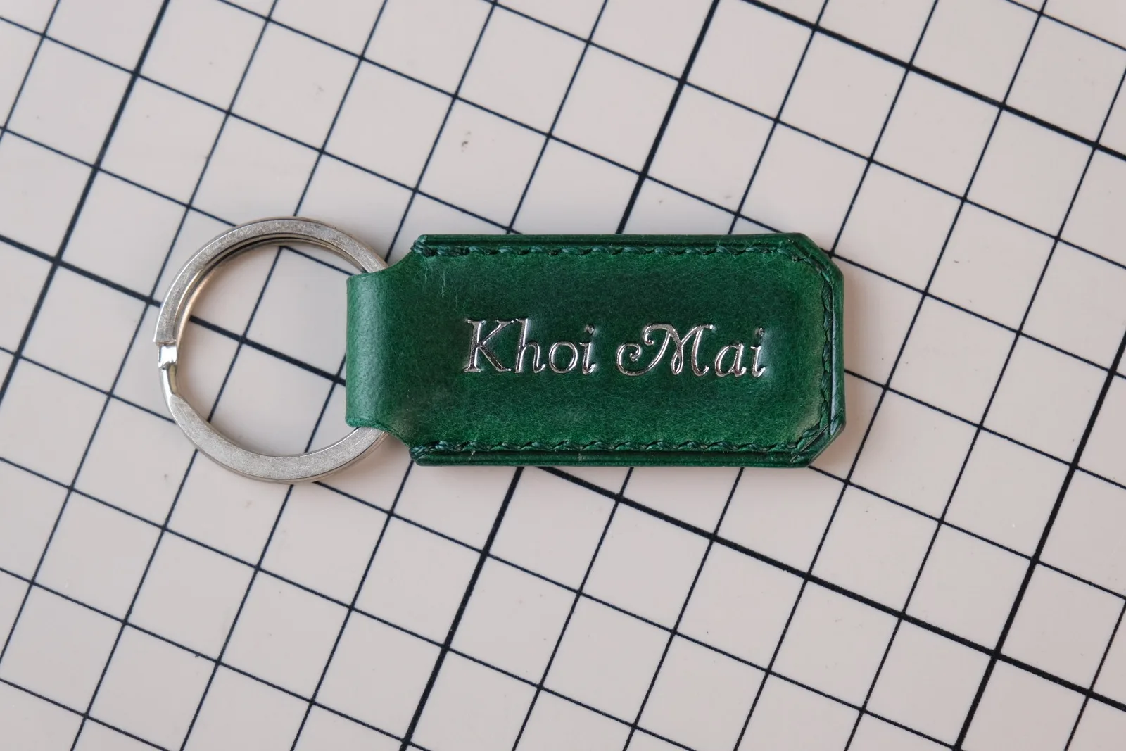 Ảnh Móc khóa da bò vát góc dập tên nhũ bạc - Koi Leather