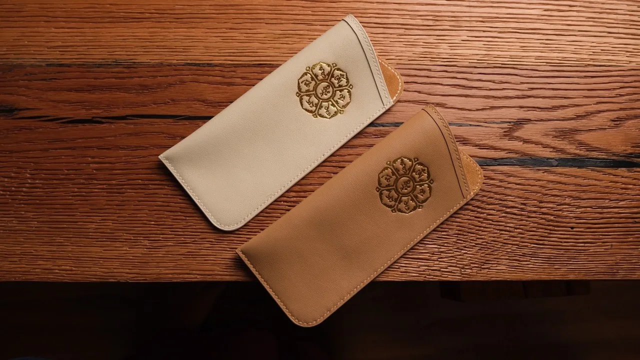 Ảnh Studio Bao da đựng kính dáng dẹp dập biểu tượng phong thuỷ - Koi Leather