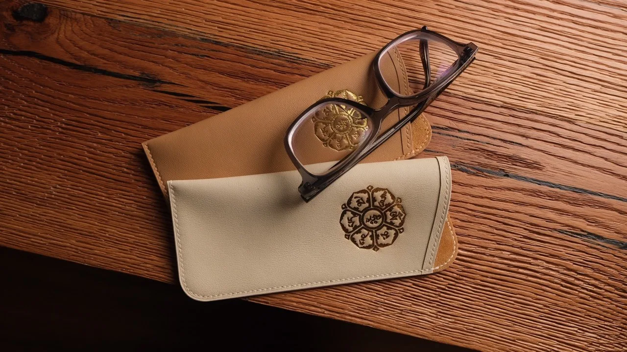 Ảnh Lifestyle Bao da đựng kính dáng dẹp dập biểu tượng phong thuỷ - Koi Leather