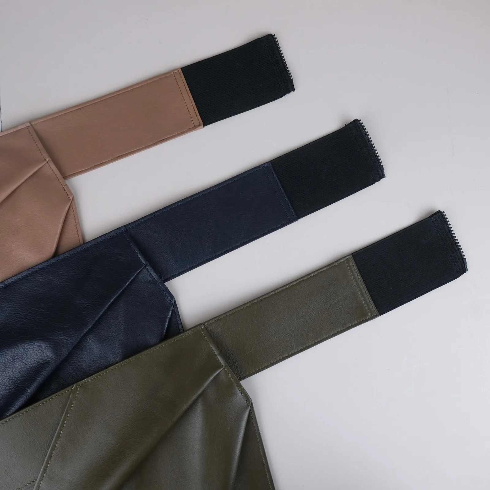 Ảnh Studio Đai váy da bò xếp nếp vạt chéo phối thun khoá kéo - Koi Leather