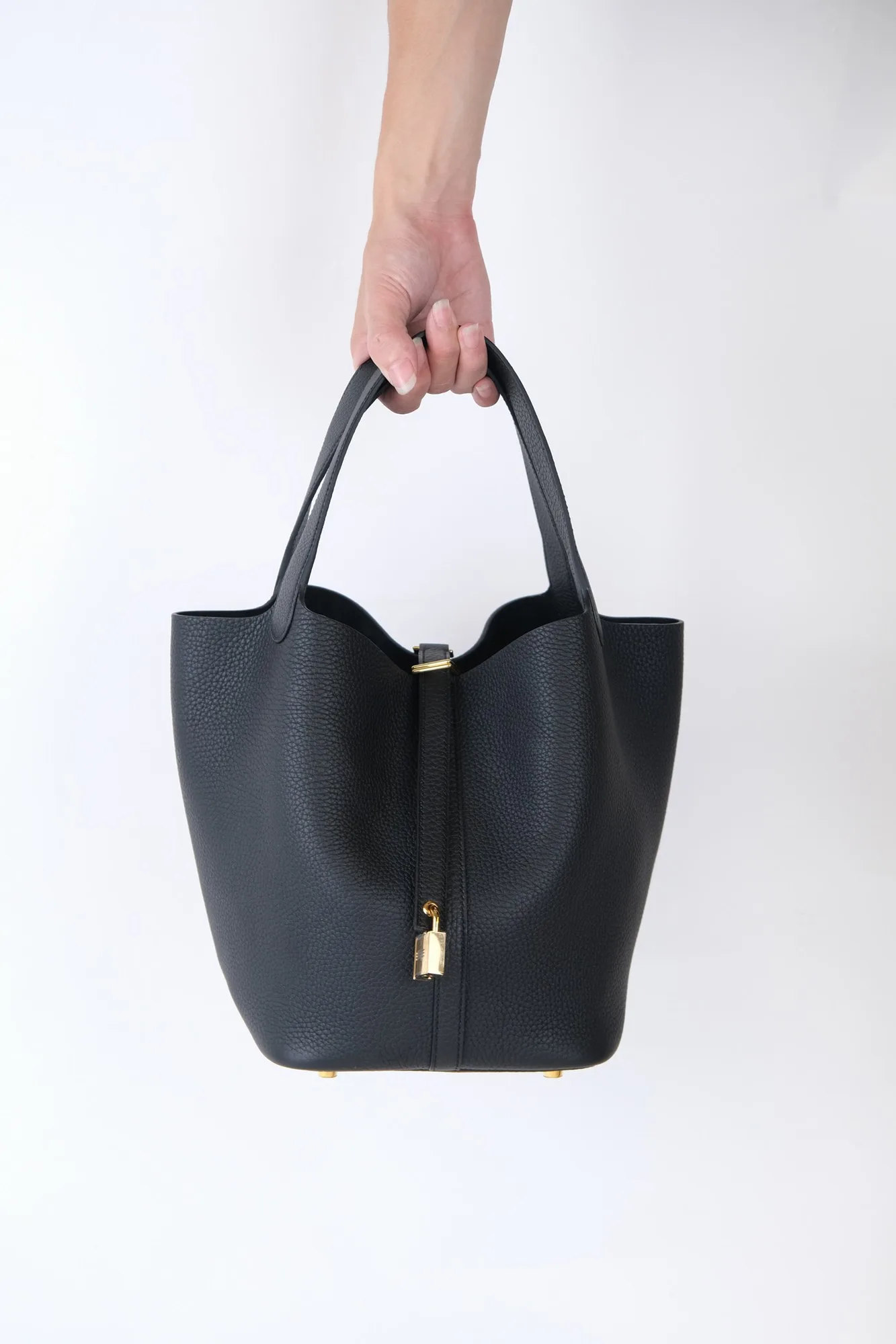 Ảnh Lifestyle Túi xách da Clemence dáng xô hai quai kèm khoá - Koi Leather