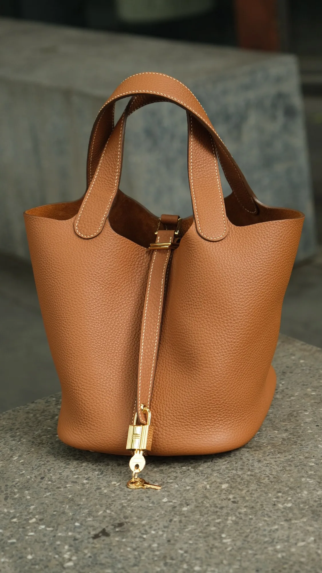 Ảnh Lifestyle Túi xách da Clemence dáng xô hai quai kèm khoá - Koi Leather