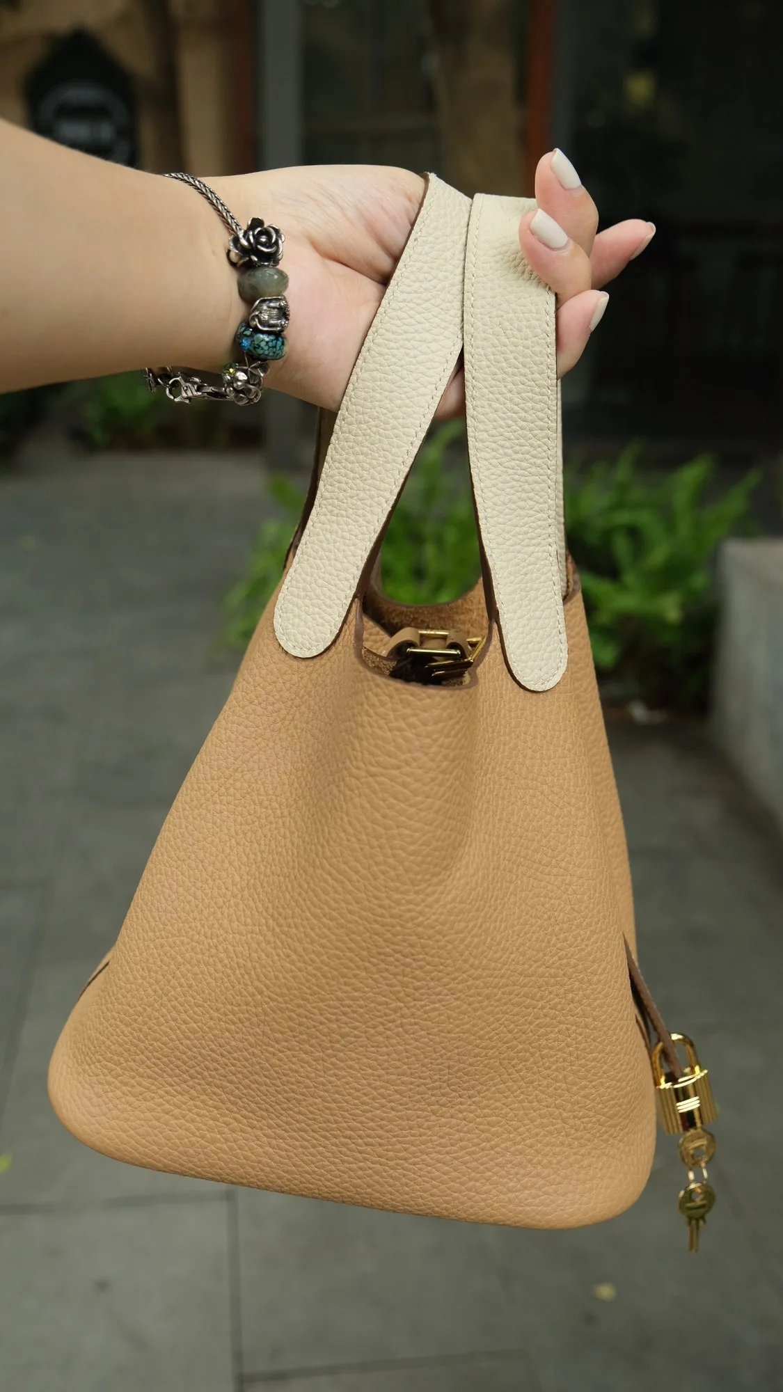 Ảnh Lifestyle Túi xách da Clemence dáng xô hai quai kèm khoá - Koi Leather