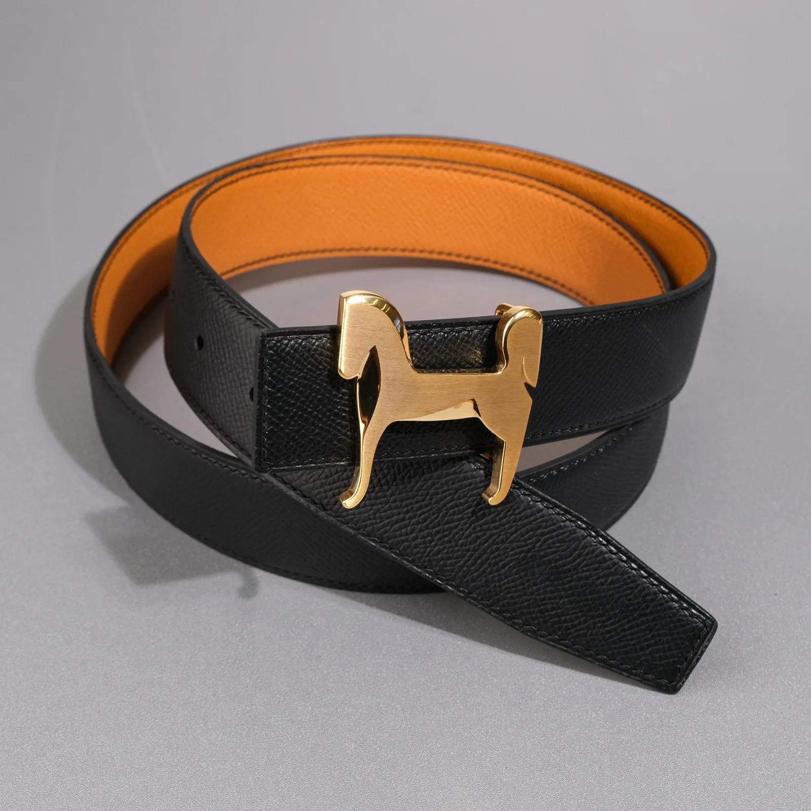 Ảnh Studio Thắt lưng da Epsom hai mặt đen và gold khóa hình ngựa - Koi Leather