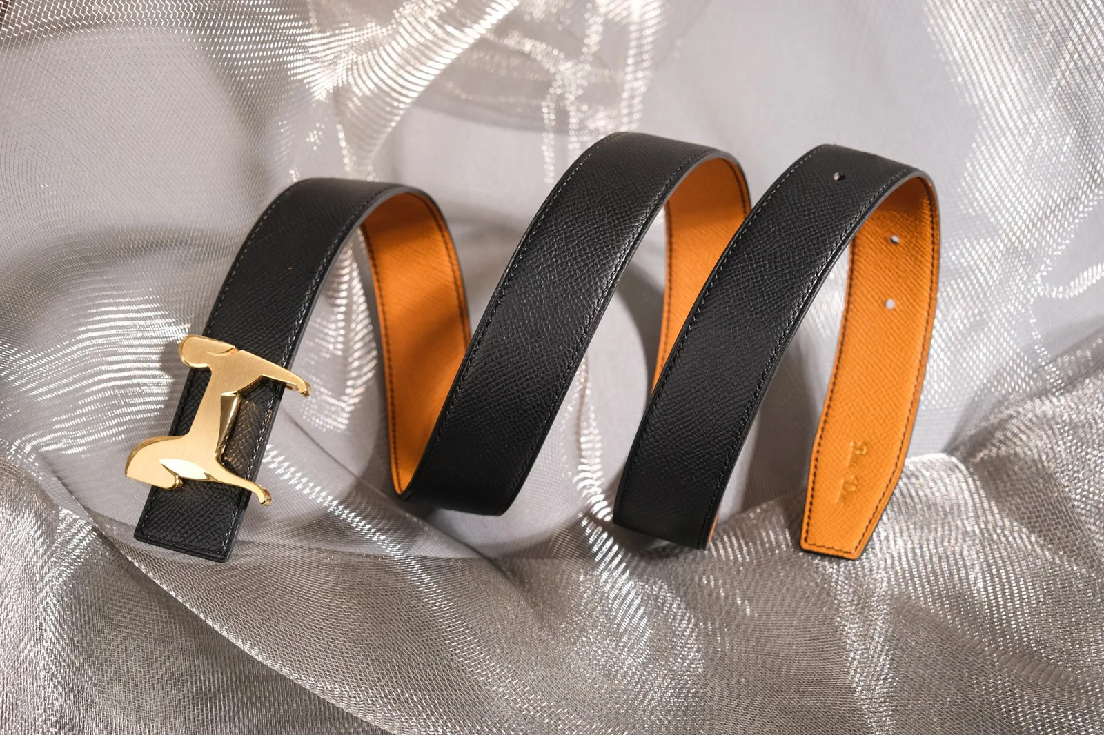 Ảnh Lifestyle Thắt lưng da Epsom hai mặt đen và gold khóa hình ngựa - Koi Leather