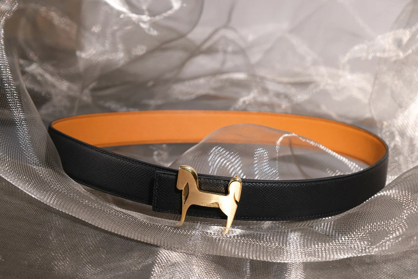 Ảnh Lifestyle Thắt lưng da Epsom hai mặt đen và gold khóa hình ngựa - Koi Leather
