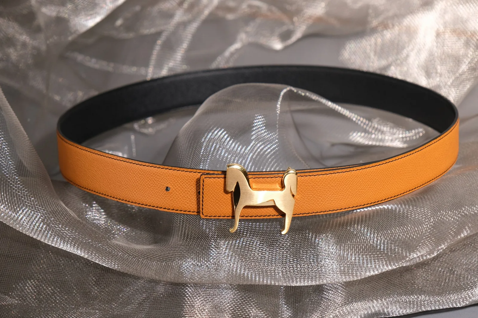 Ảnh Lifestyle Thắt lưng da Epsom hai mặt đen và gold khóa hình ngựa - Koi Leather
