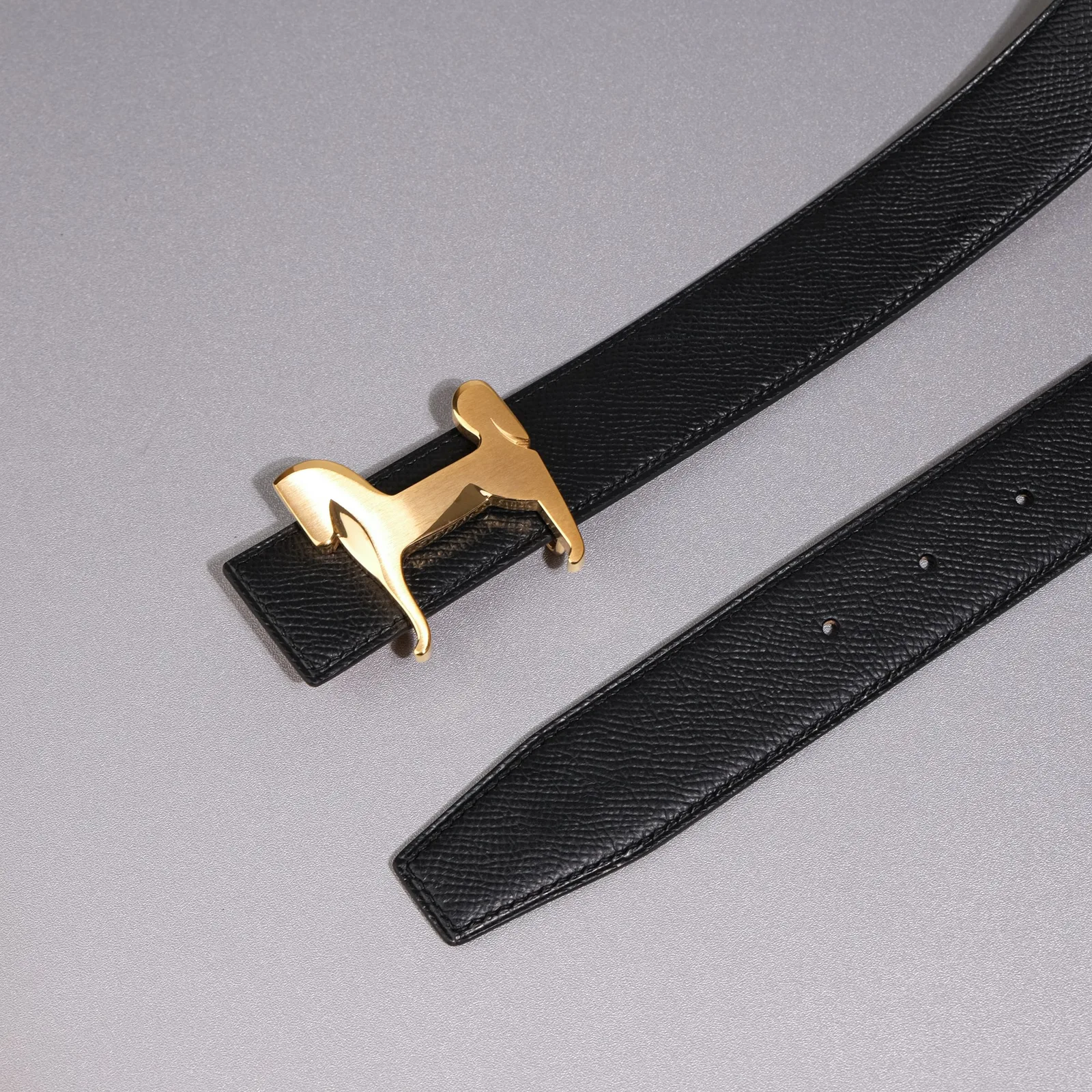 Ảnh Studio Thắt lưng da Epsom hai mặt đen và gold khóa hình ngựa - Koi Leather