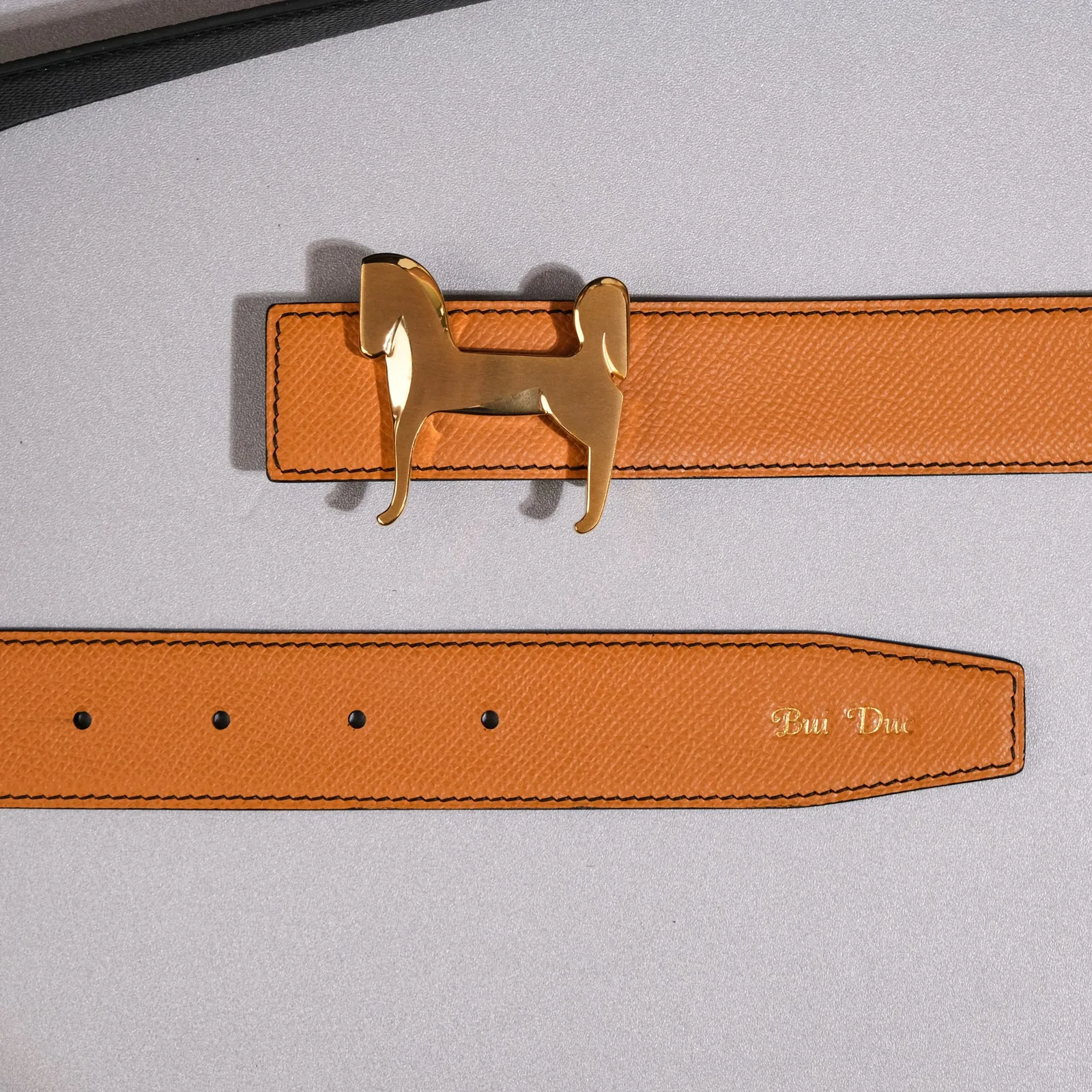 Ảnh Studio Thắt lưng da Epsom hai mặt đen và gold khóa hình ngựa - Koi Leather