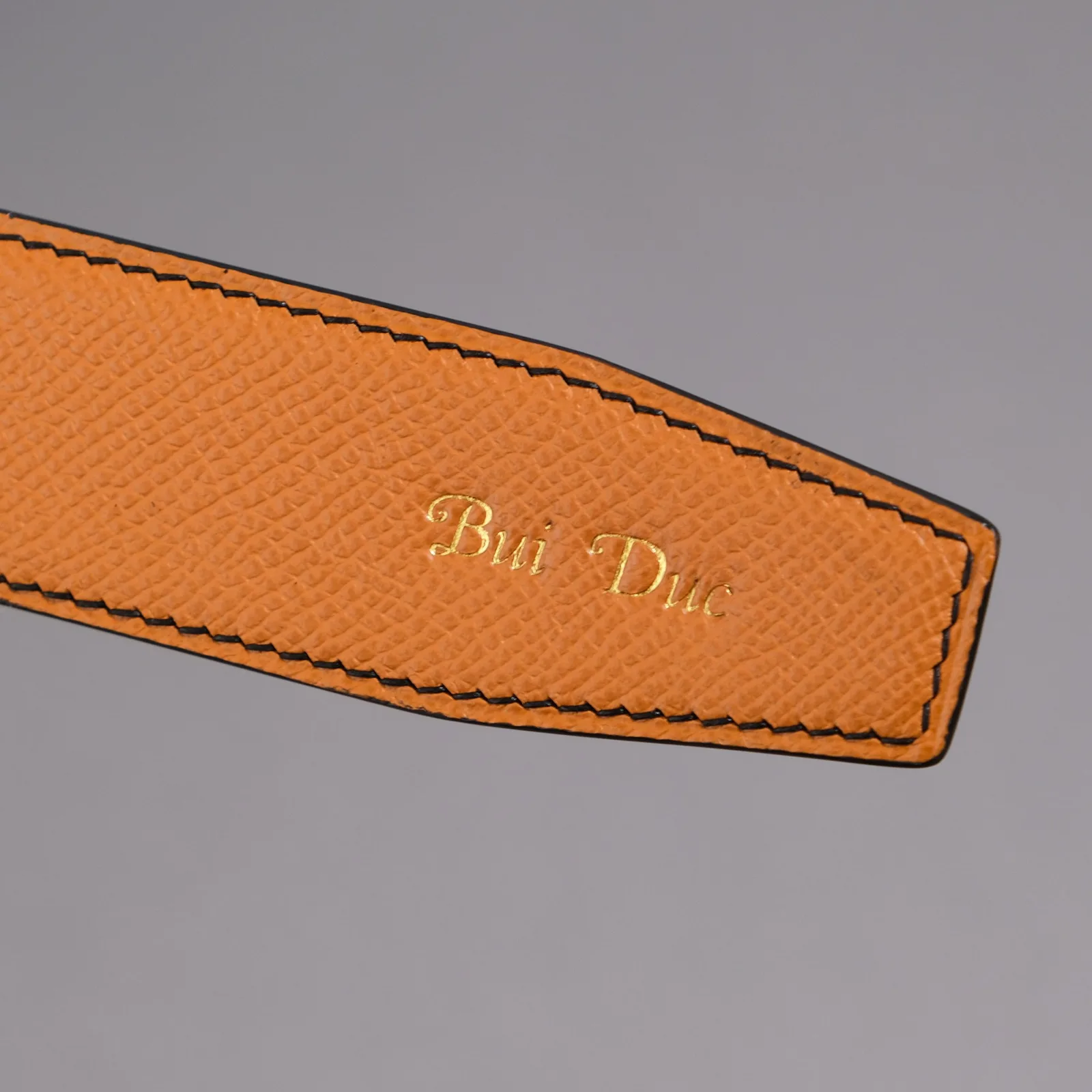 Ảnh Thắt lưng da Epsom hai mặt đen và gold khóa hình ngựa - Koi Leather