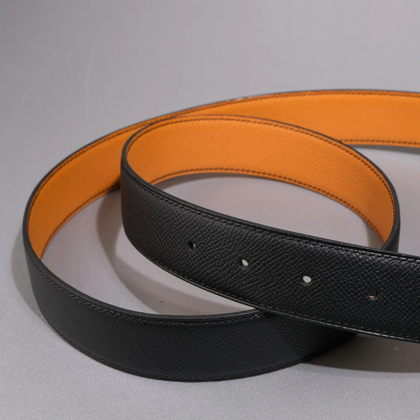 Ảnh Studio Thắt lưng da Epsom hai mặt đen và gold khóa hình ngựa - Koi Leather