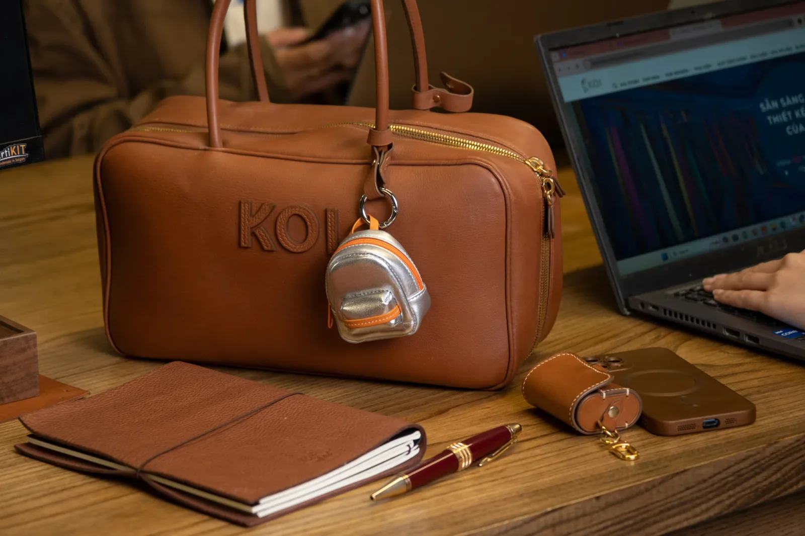 Ảnh Studio Charm Balo - Koi Leather