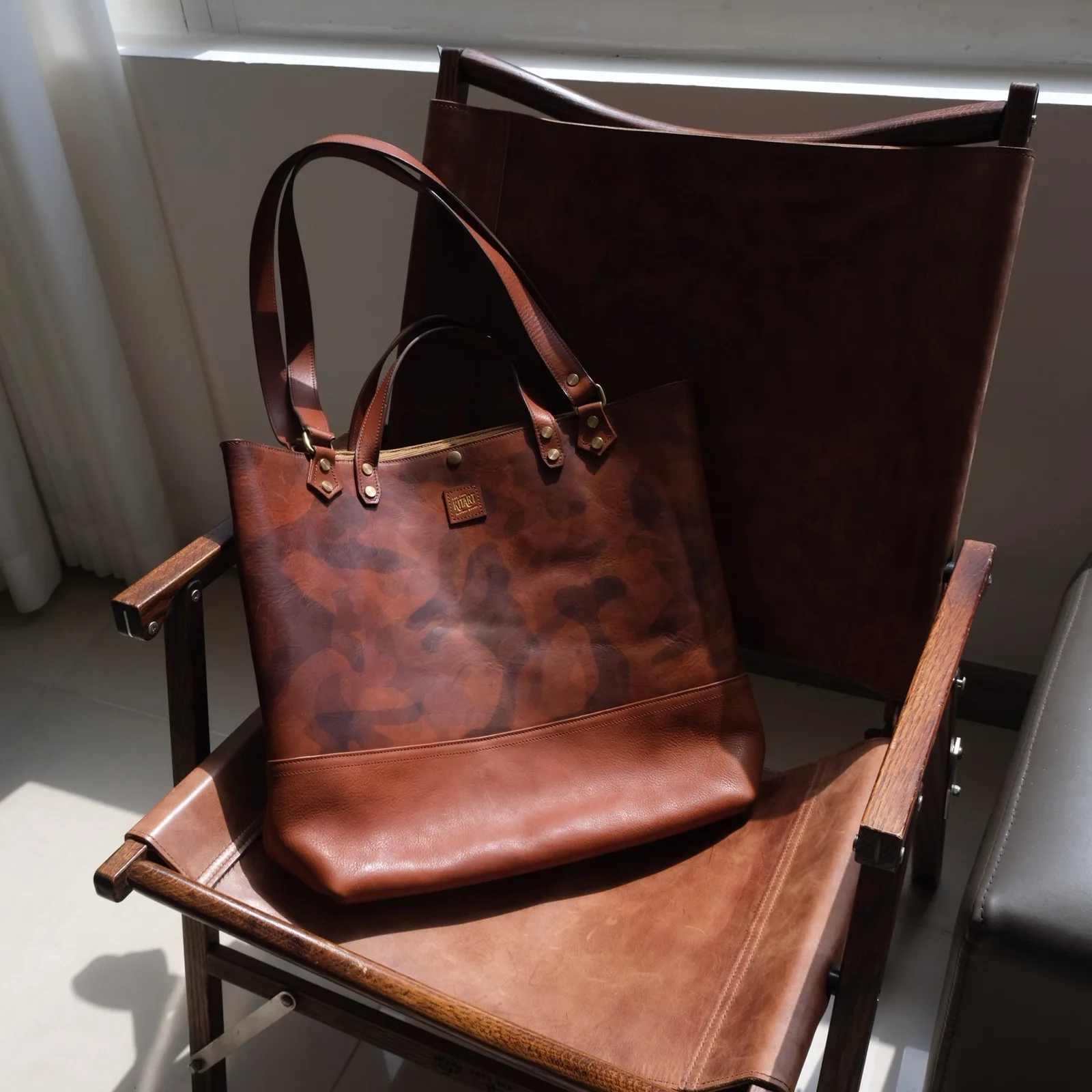 Ảnh Lifestyle Túi tote da bò màu nâu họa tiết camo quai kép - Koi Leather