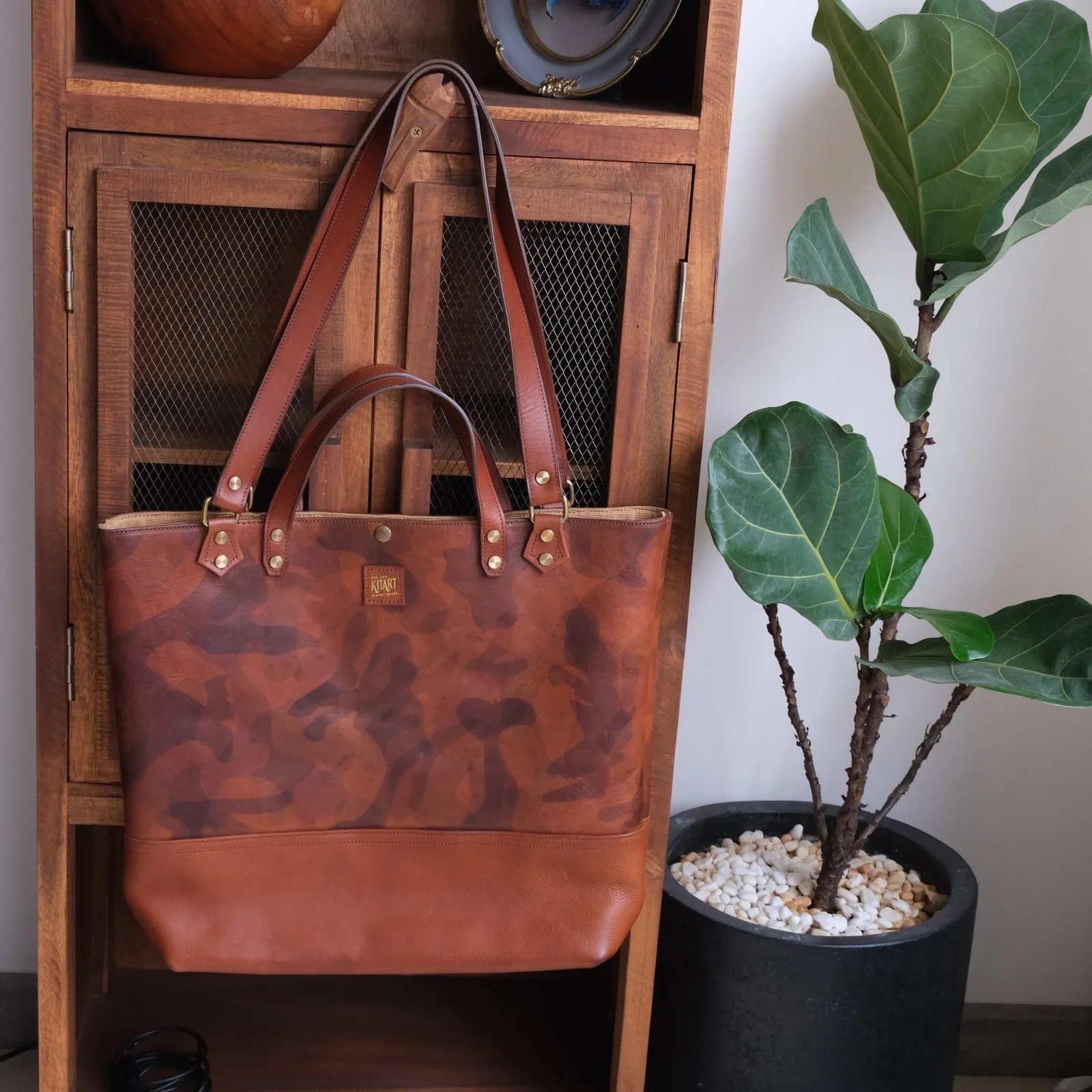 Ảnh Lifestyle Túi tote da bò màu nâu họa tiết camo quai kép - Koi Leather