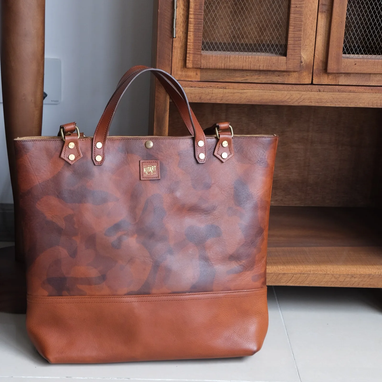 Ảnh Lifestyle Túi tote da bò màu nâu họa tiết camo quai kép - Koi Leather
