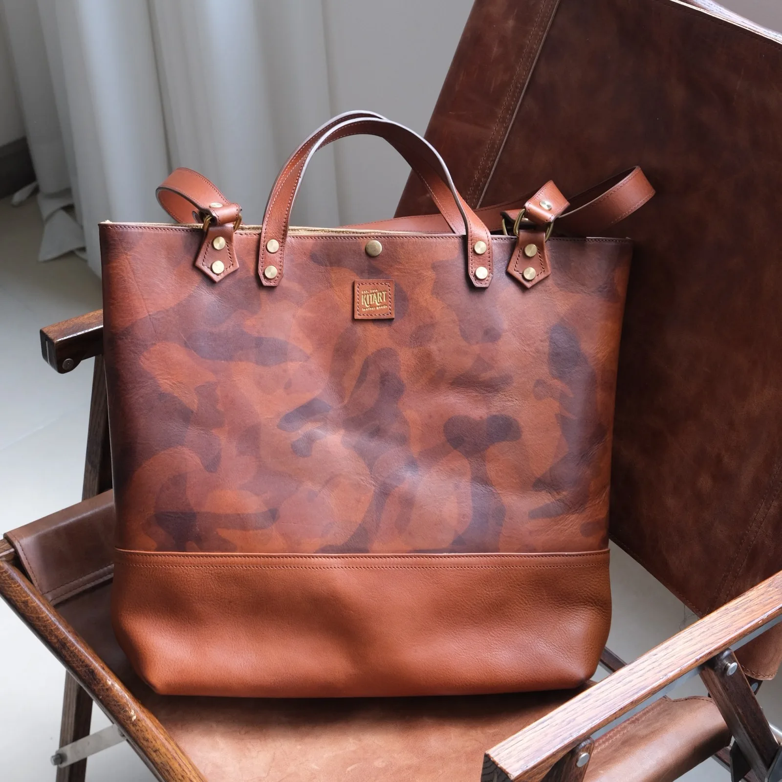 Ảnh Lifestyle Túi tote da bò màu nâu họa tiết camo quai kép - Koi Leather