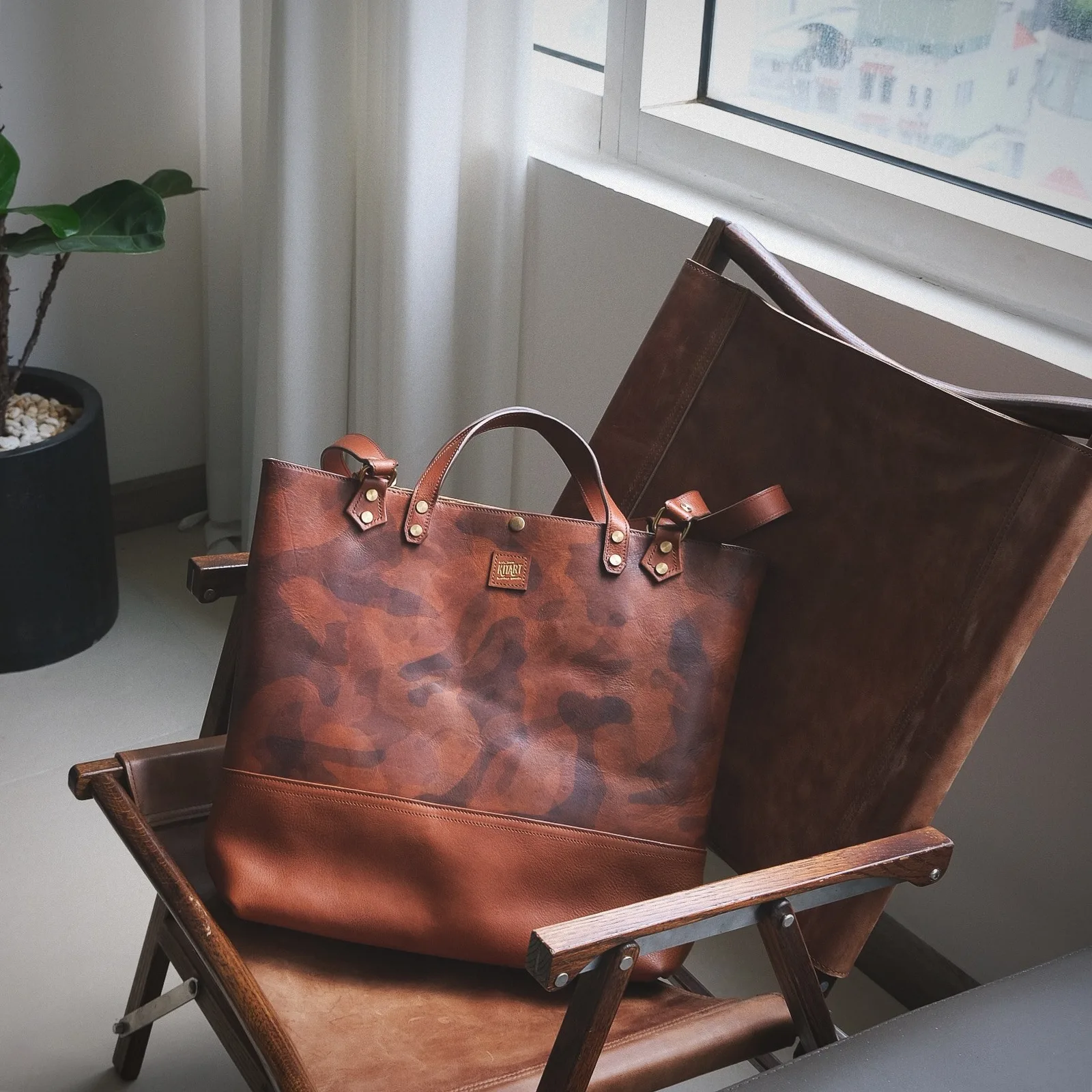 Ảnh Lifestyle Túi tote da bò màu nâu họa tiết camo quai kép - Koi Leather