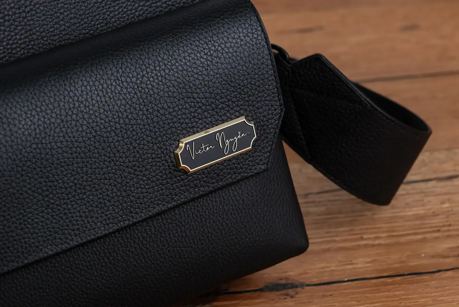 Messenger Bag – Da Bò vân Togo - Black - Hình 8
