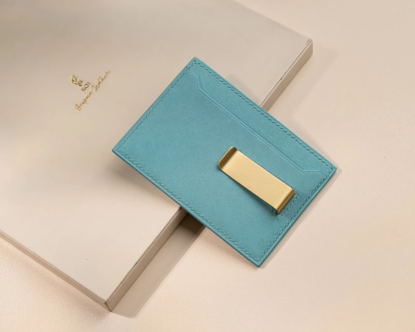 Ảnh Studio Ví thẻ Uptown da bò kèm kẹp tiền kim loại - Koi Leather