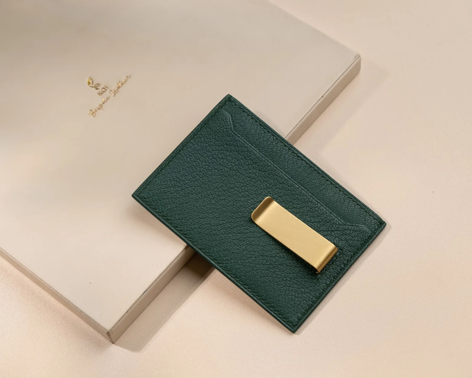 Ảnh Studio Ví thẻ Uptown da bò kèm kẹp tiền kim loại - Koi Leather