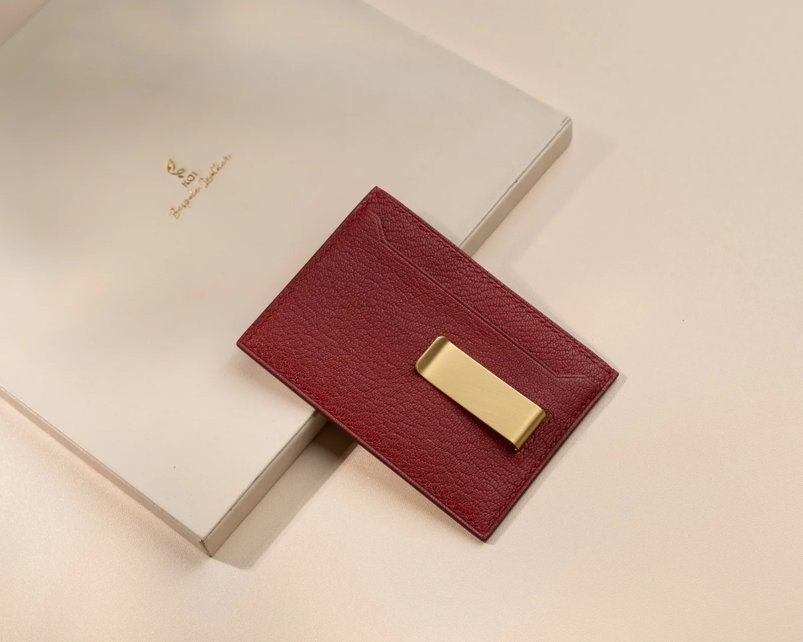 Ảnh Studio Ví thẻ Uptown da bò kèm kẹp tiền kim loại - Koi Leather