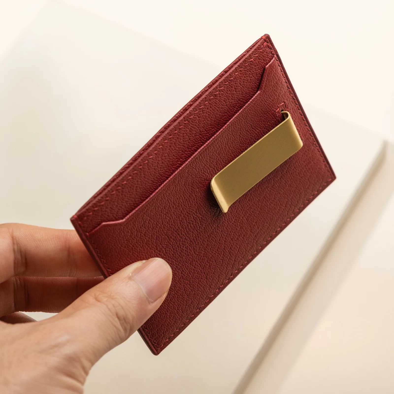 Ảnh Lifestyle Ví thẻ Uptown da bò kèm kẹp tiền kim loại - Koi Leather