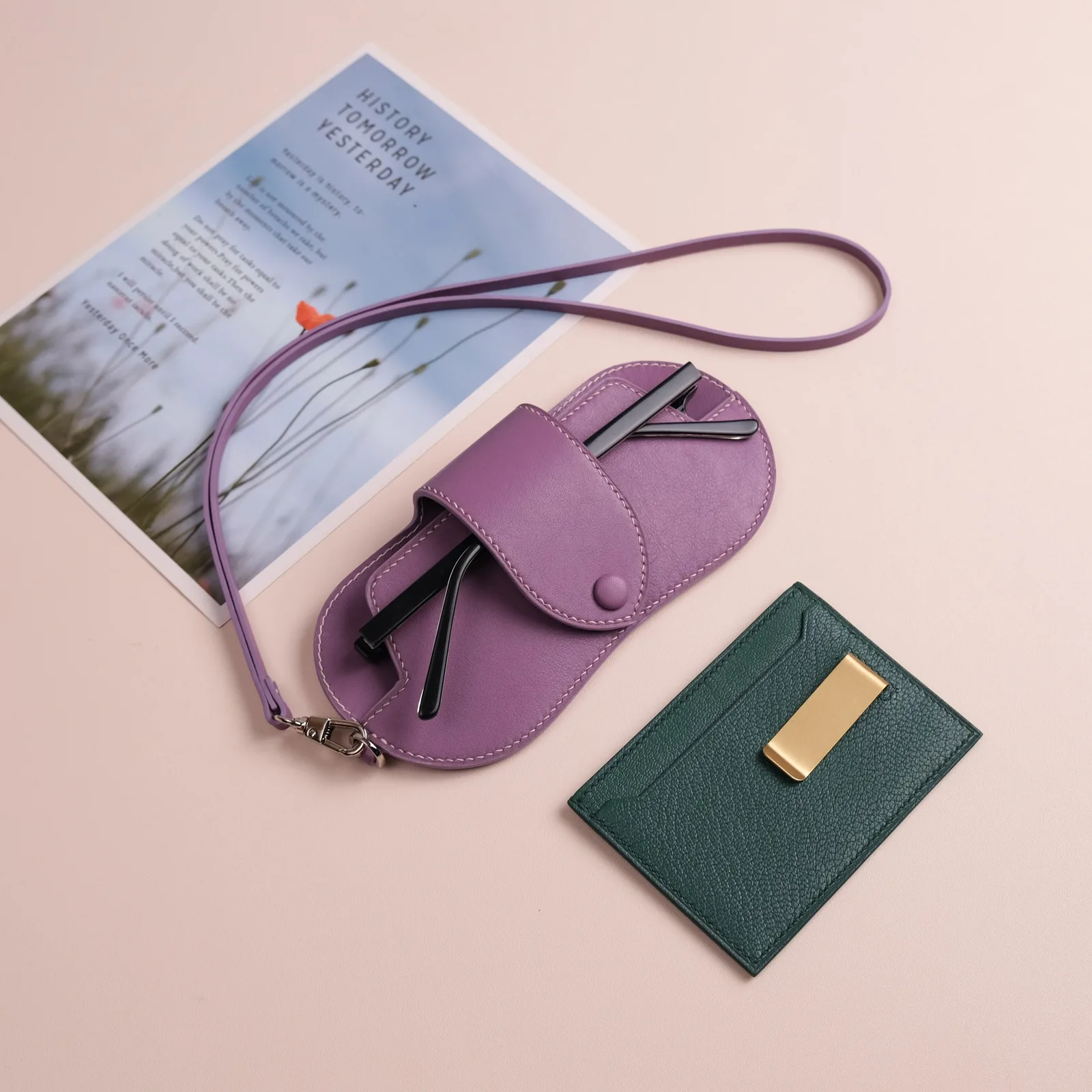 Ảnh Lifestyle Bao da mắt kính màu tím có dây đeo cổ - Koi Leather