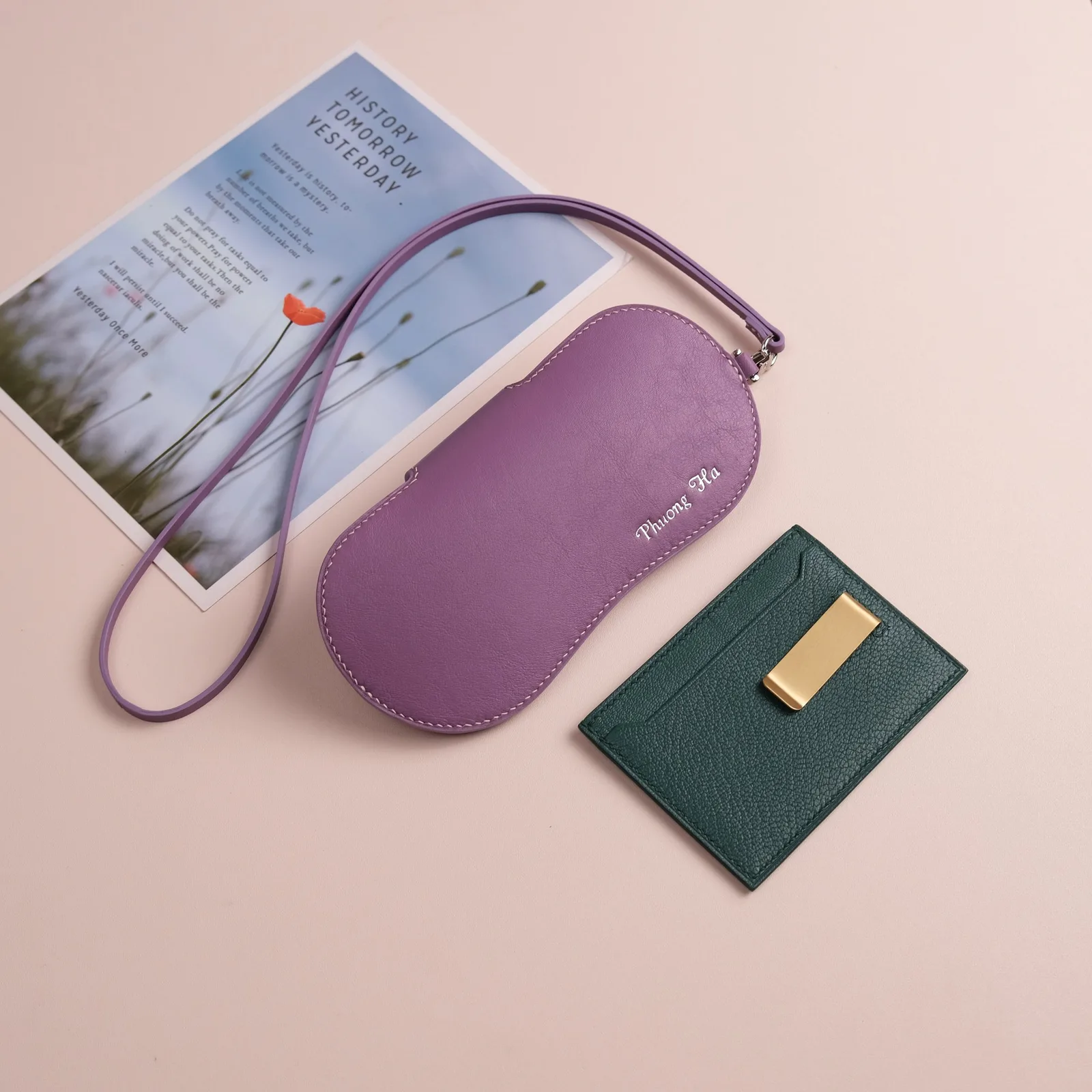 Ảnh Lifestyle Bao da mắt kính màu tím có dây đeo cổ - Koi Leather