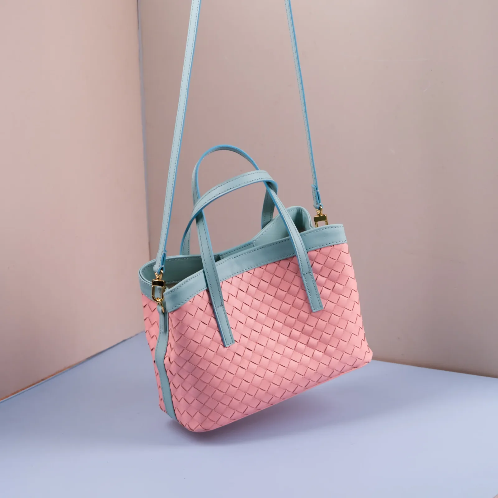 Ảnh Studio Túi loom đan da nappa Hồng - Xanh mint - Koi Leather