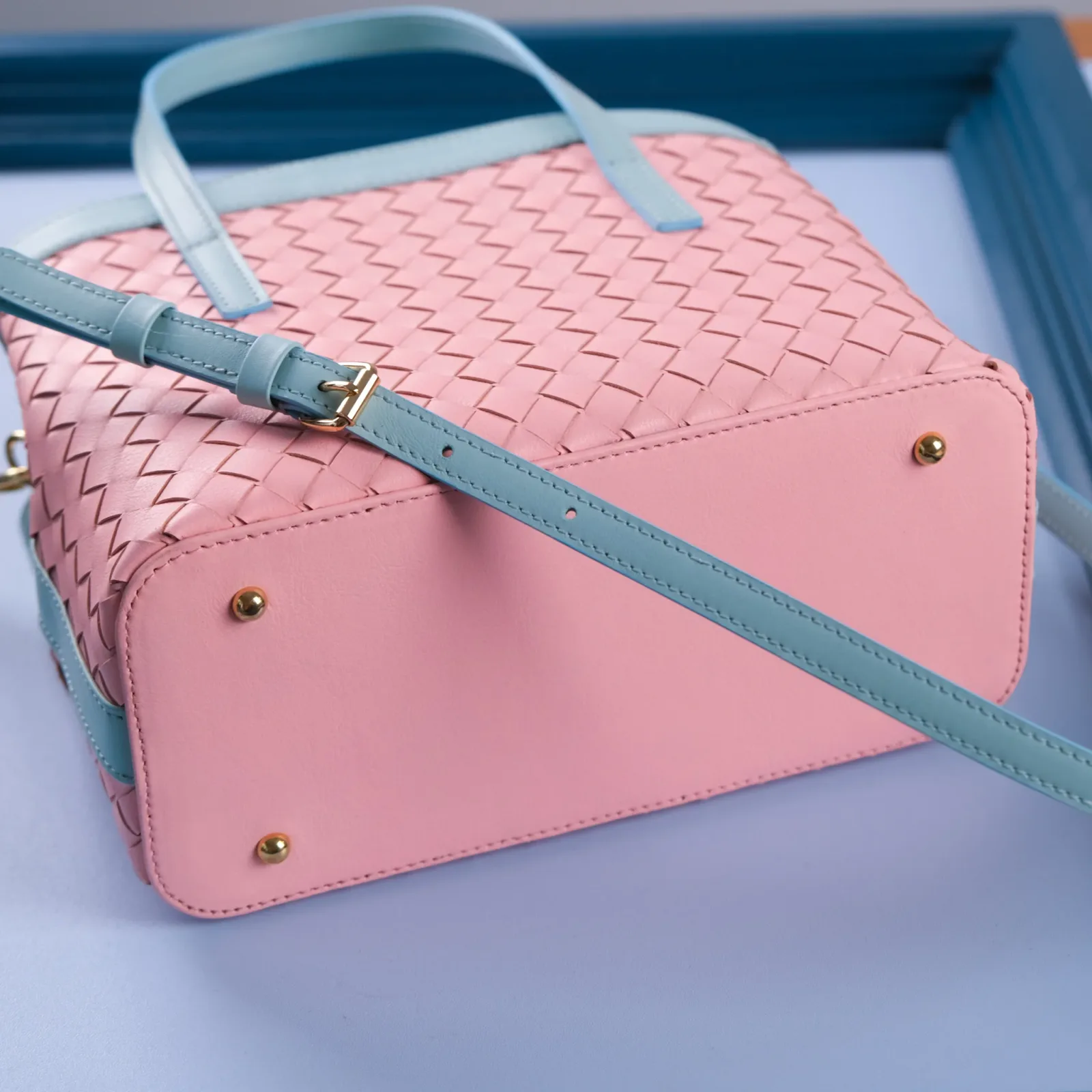 Ảnh Studio Túi loom đan da nappa Hồng - Xanh mint - Koi Leather