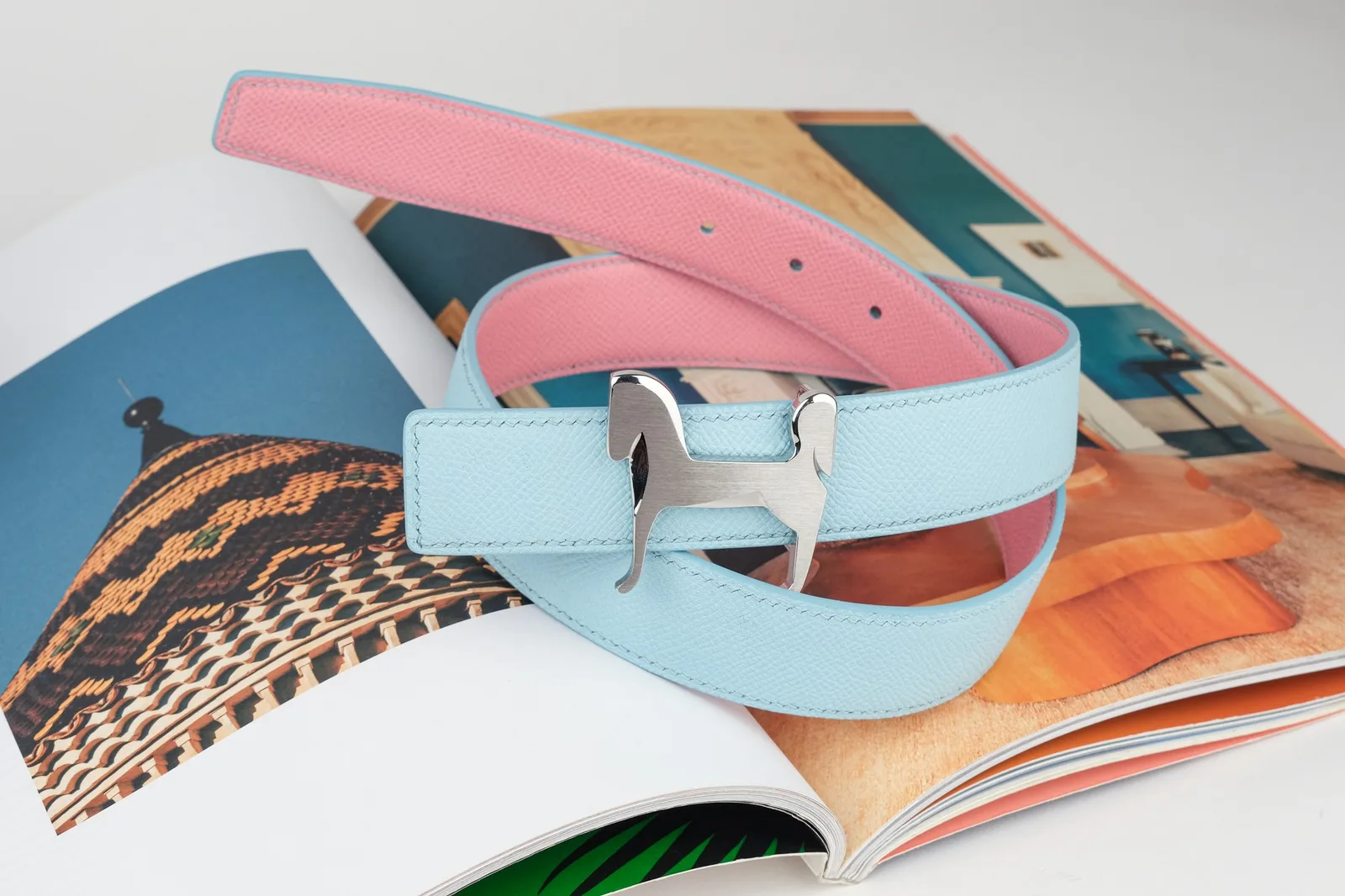 Ảnh Lifestyle Dây lưng da bò Epsom hai mặt hồng và xanh dương - Koi Leather