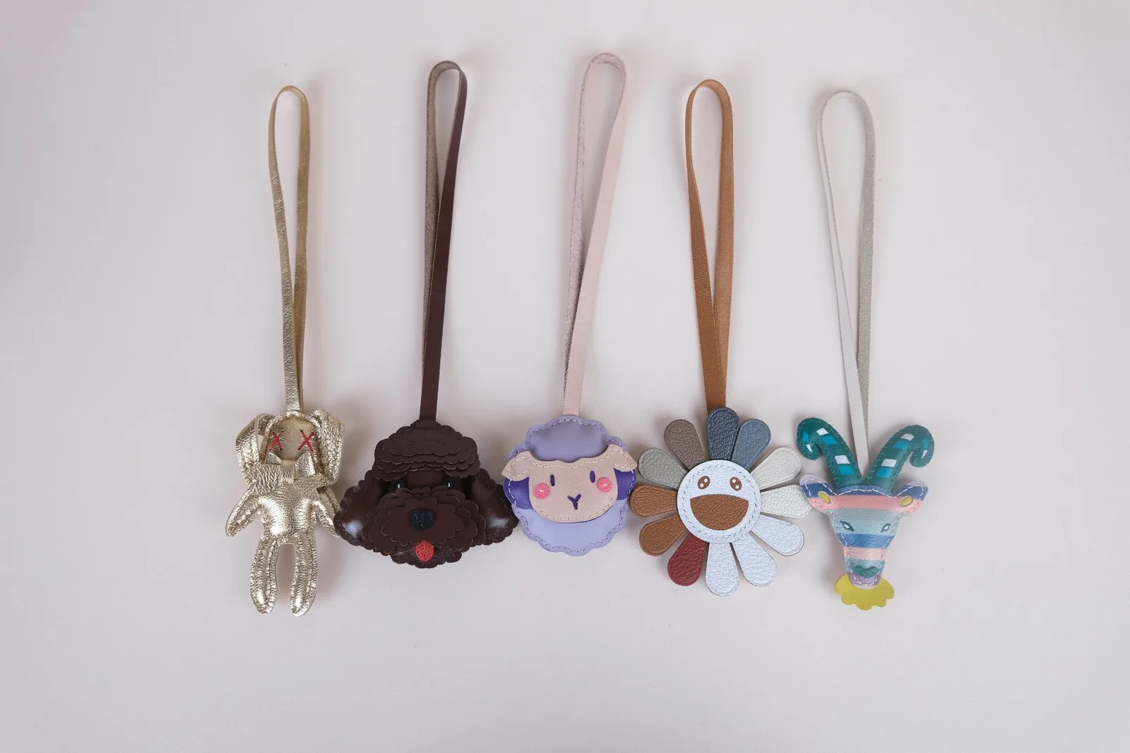 Ảnh Studio Charm đeo túi bằng da thật tạo hình thủ công nhiều màu - Koi Leather