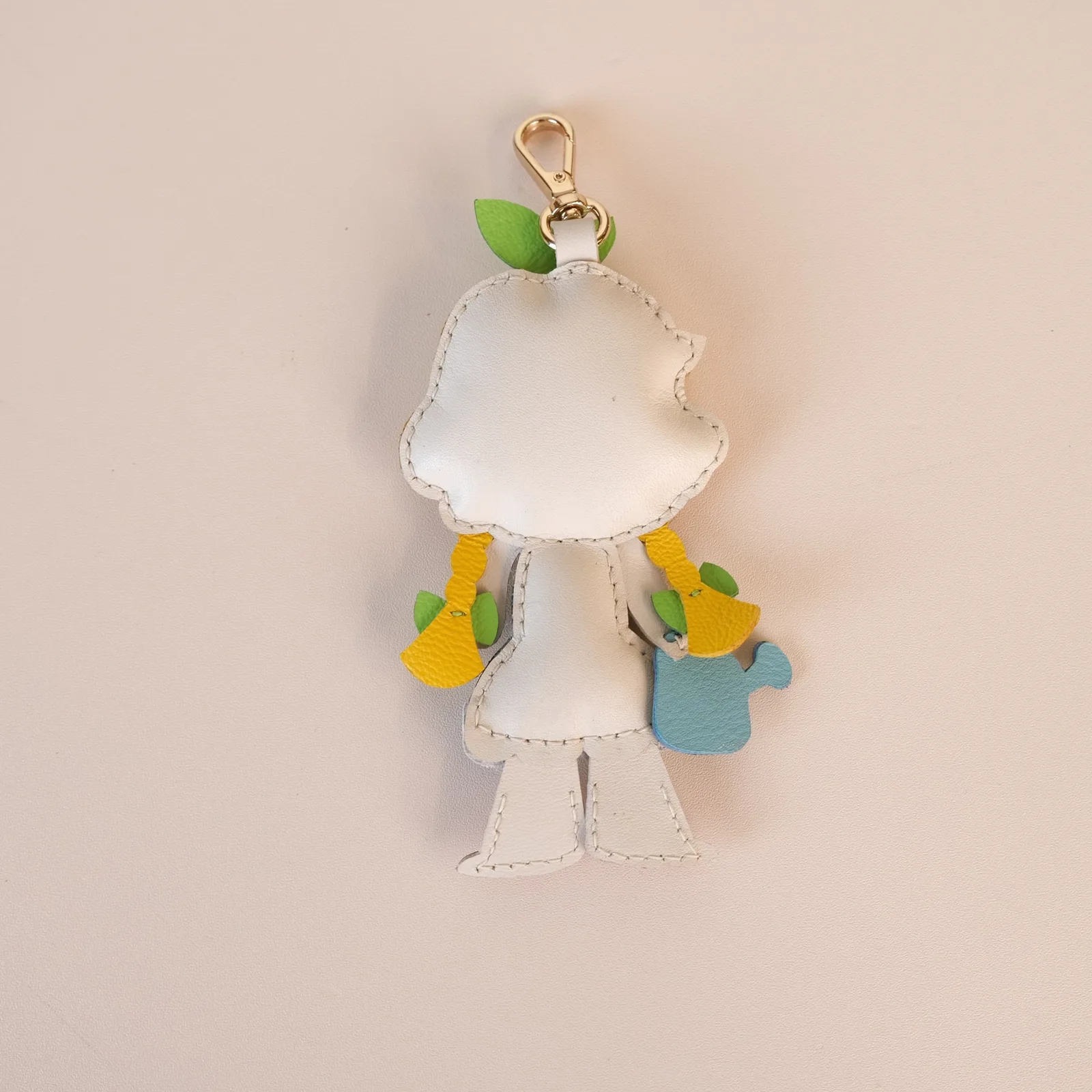 Ảnh Studio Charm đeo túi da thủ công hình cô gái tưới cây - Koi Leather