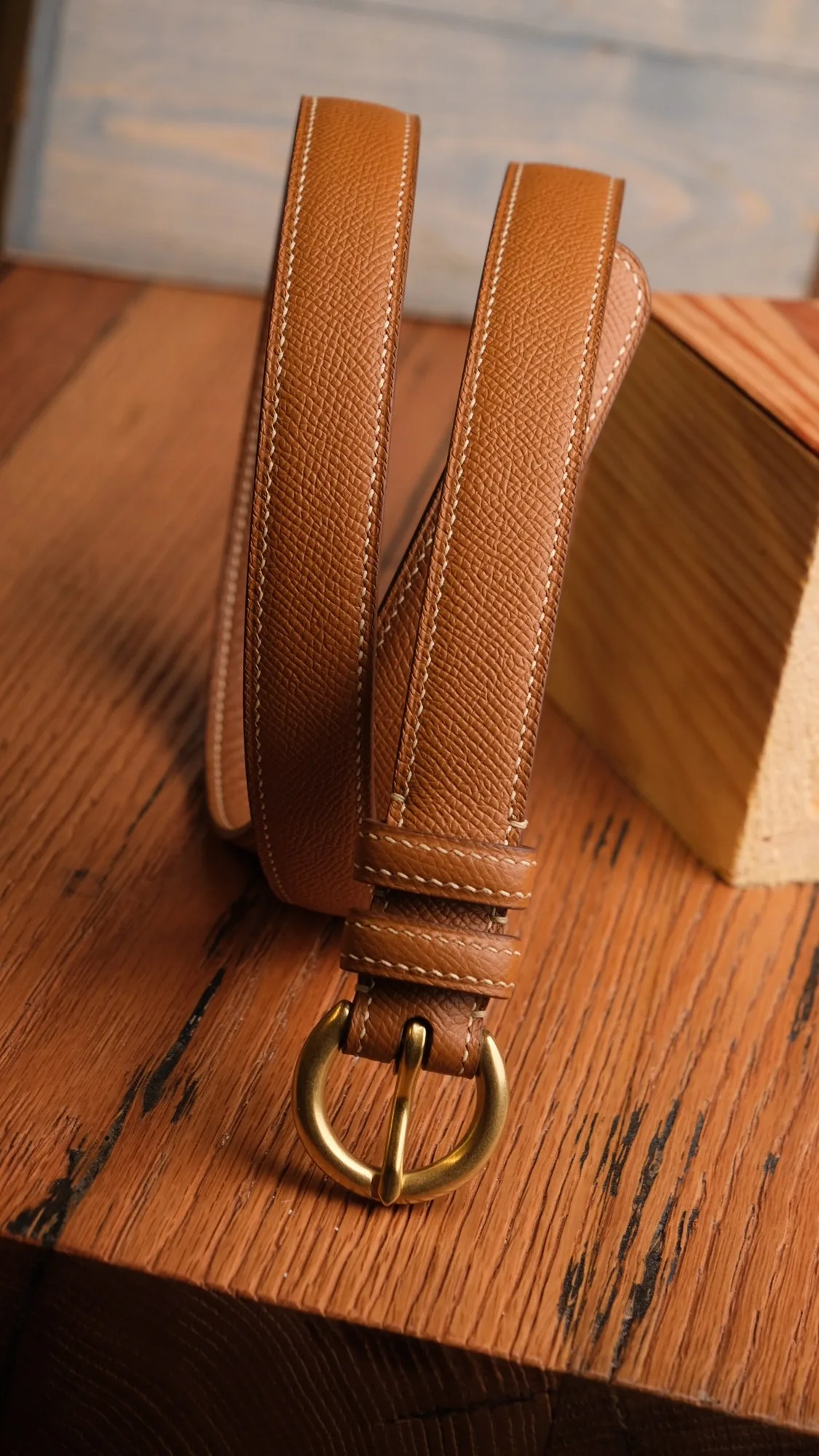 Ảnh Studio Dây lưng da Epsom màu vàng bò khóa đồng bo tròn - Koi Leather