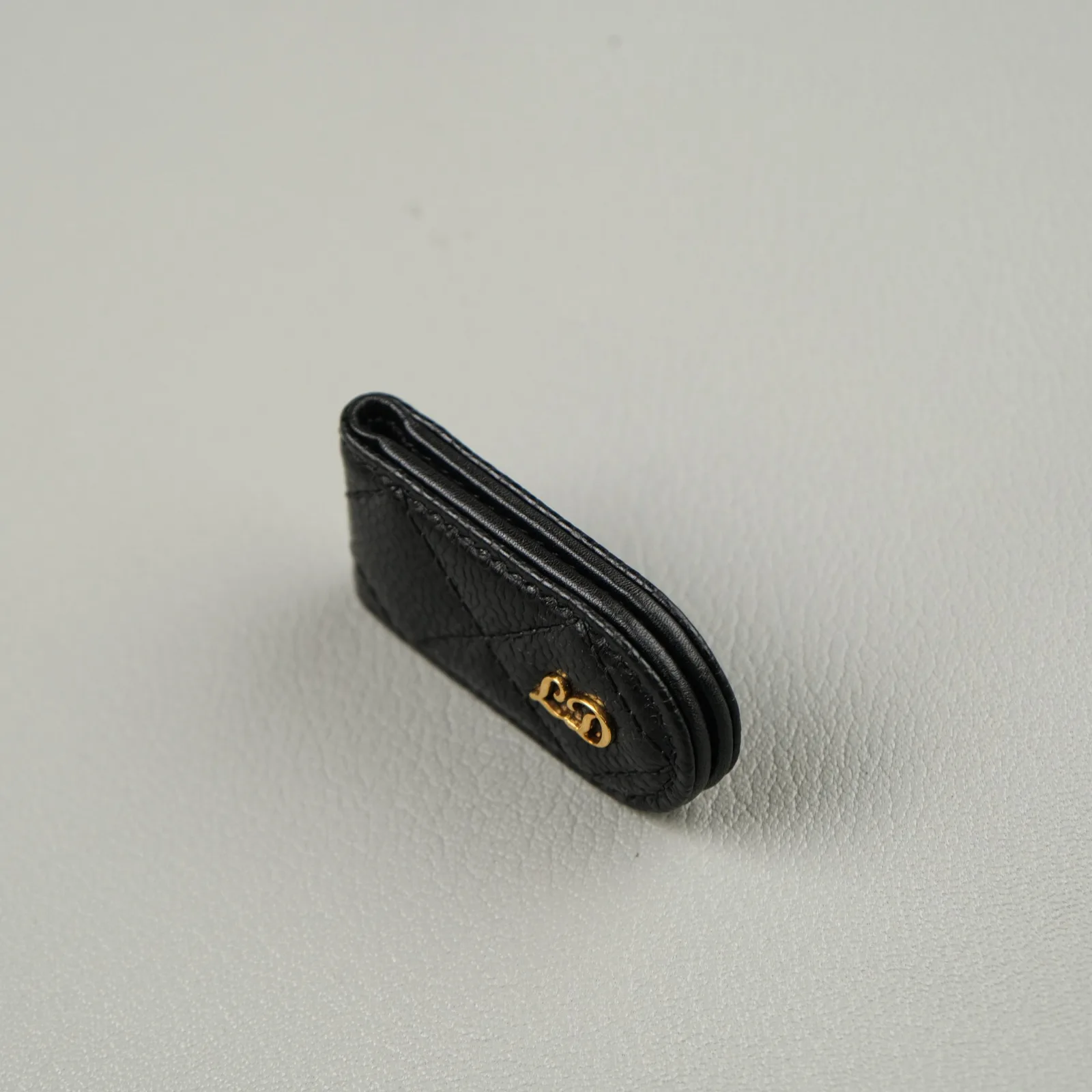Ảnh Studio Kẹp tiền nam châm da Epsom và Caviar may chần trám - Koi Leather