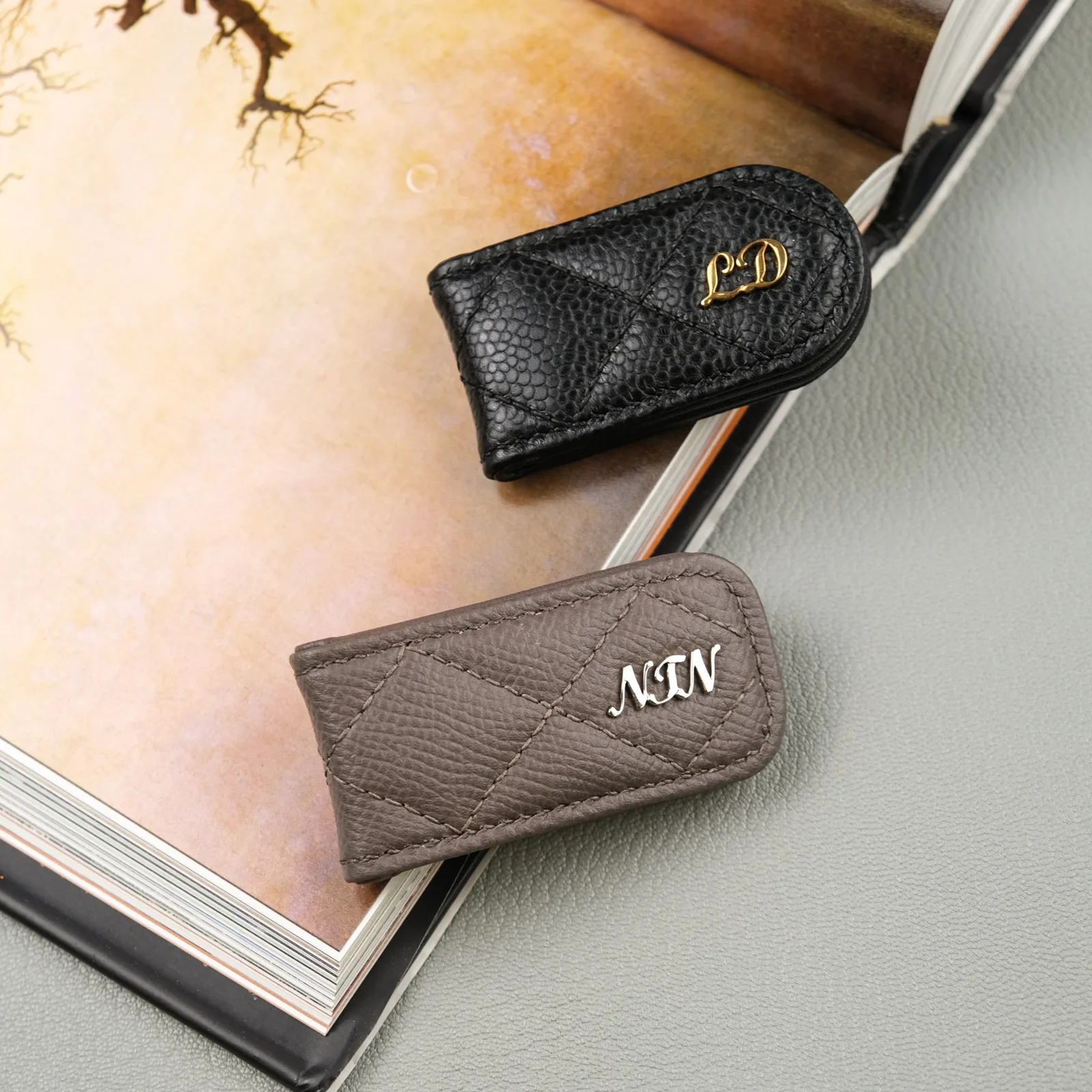 Ảnh Lifestyle Kẹp tiền nam châm da Epsom và Caviar may chần trám - Koi Leather