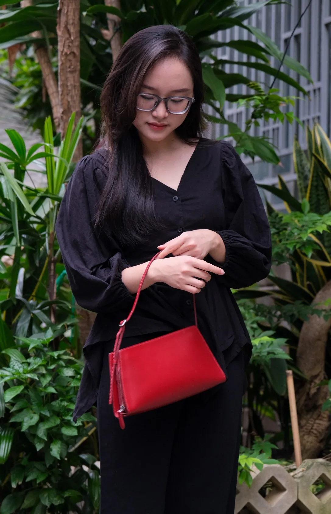 Ảnh Lifestyle Túi Lolita Bag da bò màu đỏ đeo vai - Koi Leather