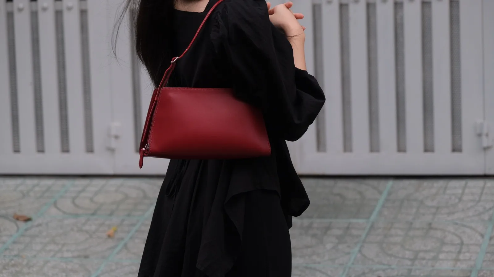 Ảnh Lifestyle Túi Lolita Bag da bò màu đỏ đeo vai - Koi Leather