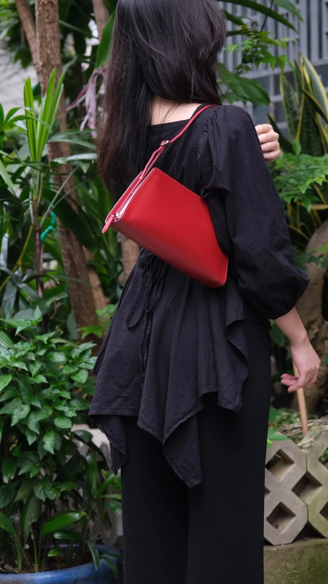 Ảnh Lifestyle Túi Lolita Bag da bò màu đỏ đeo vai - Koi Leather