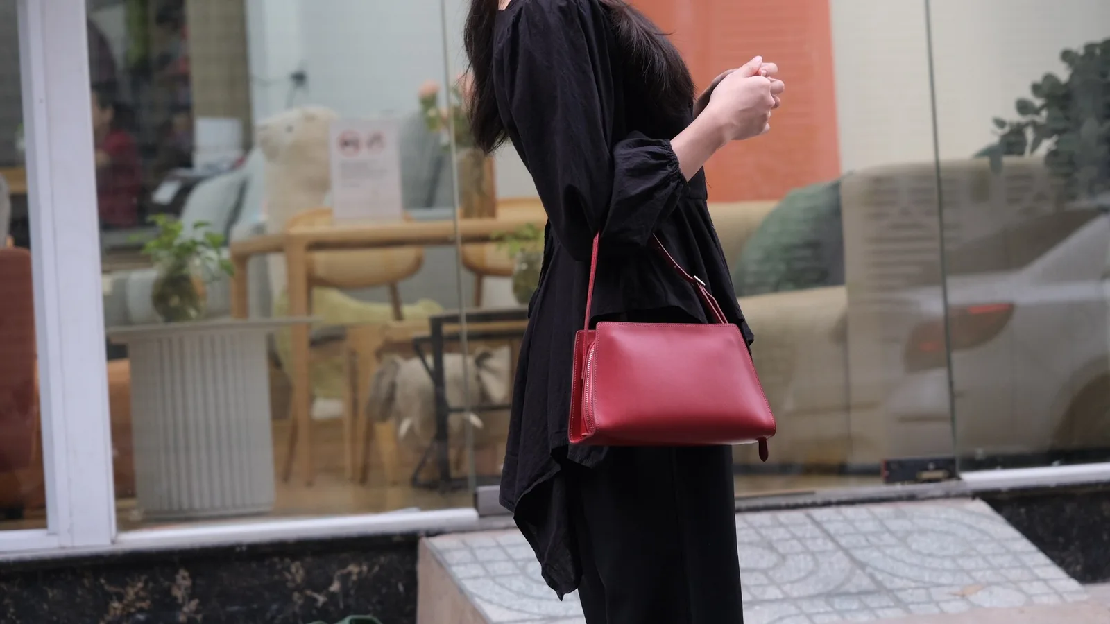 Ảnh Lifestyle Túi Lolita Bag da bò màu đỏ đeo vai - Koi Leather