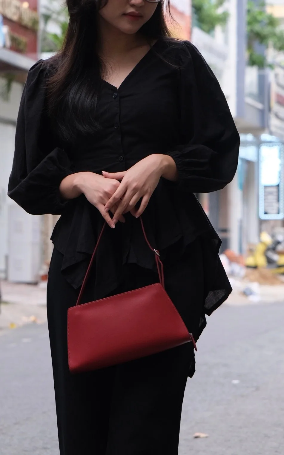 Ảnh Lifestyle Túi Lolita Bag da bò màu đỏ đeo vai - Koi Leather