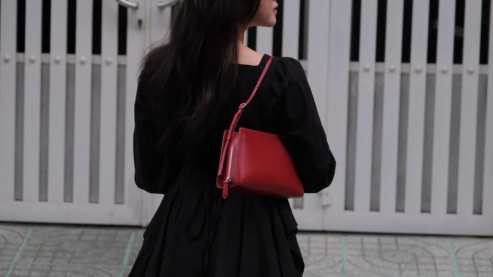 Ảnh Lifestyle Túi Lolita Bag da bò màu đỏ đeo vai - Koi Leather