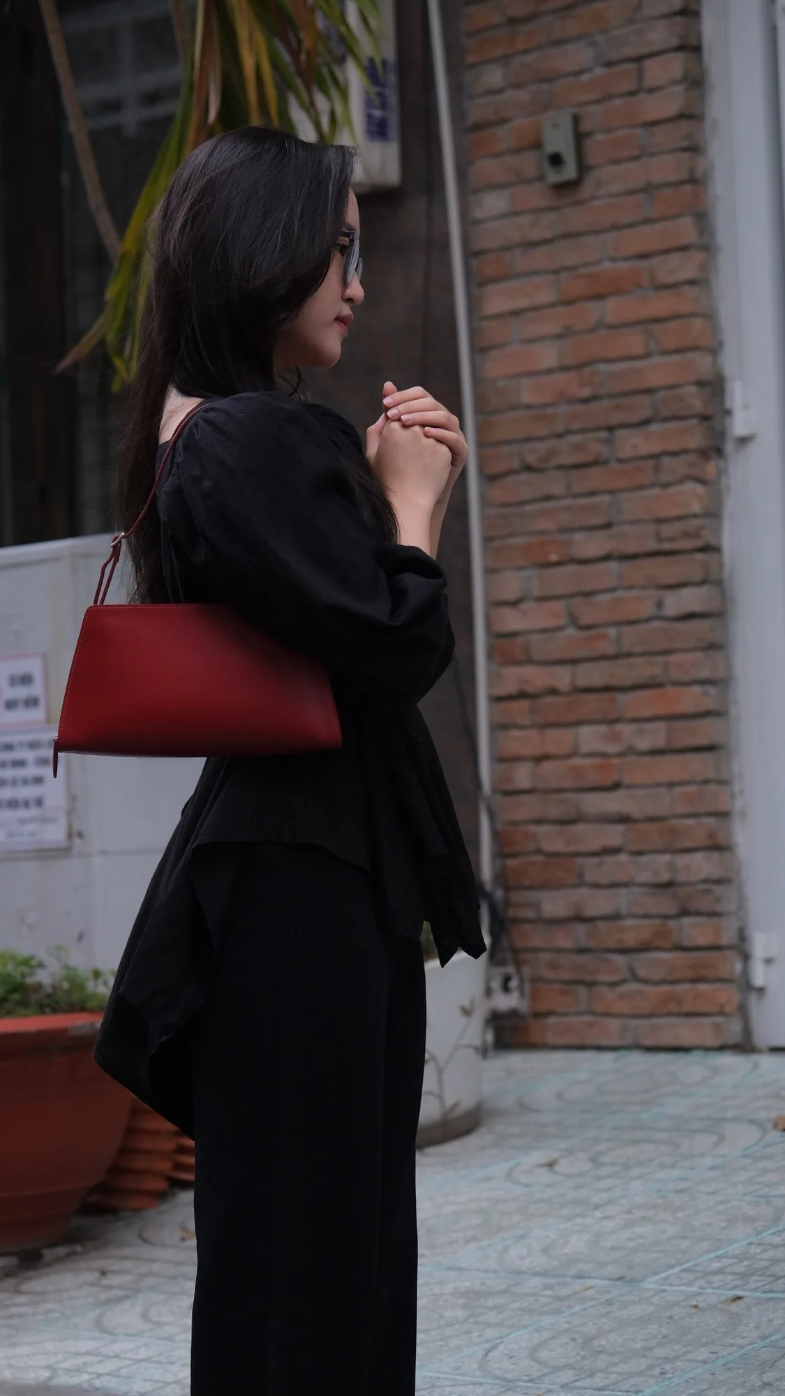 Ảnh Lifestyle Túi Lolita Bag da bò màu đỏ đeo vai - Koi Leather