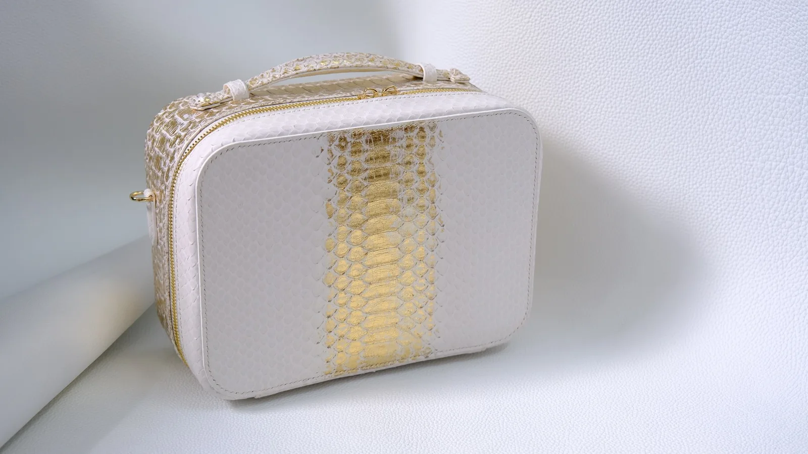Ảnh Studio Túi clutch đựng cigar da trăn màu trắng ánh vàng - Koi Leather