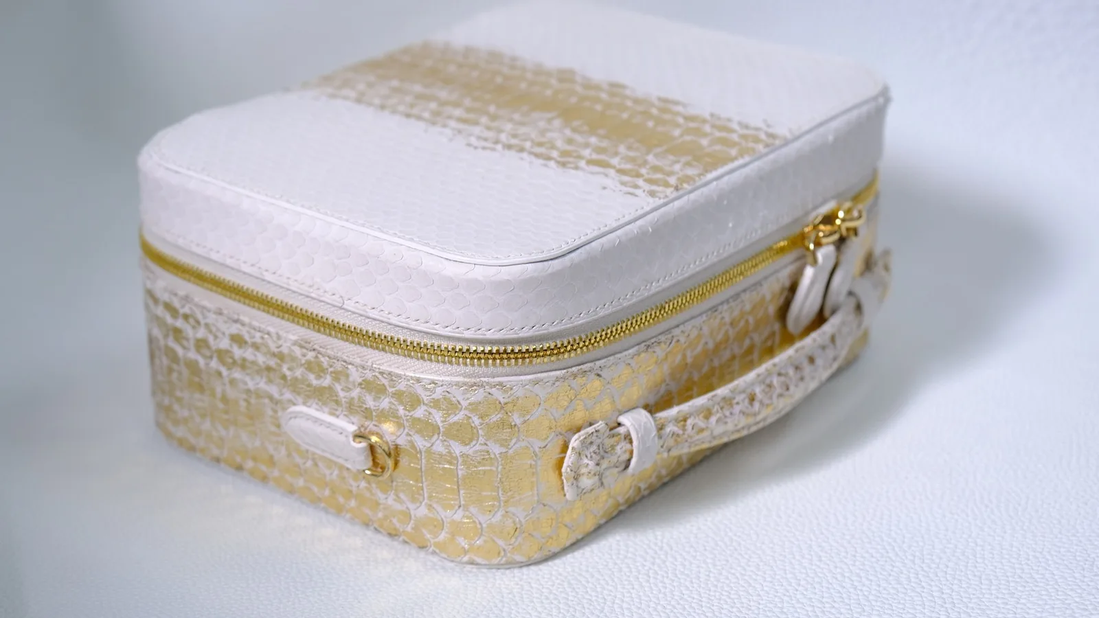 Ảnh Studio Túi clutch đựng cigar da trăn màu trắng ánh vàng - Koi Leather