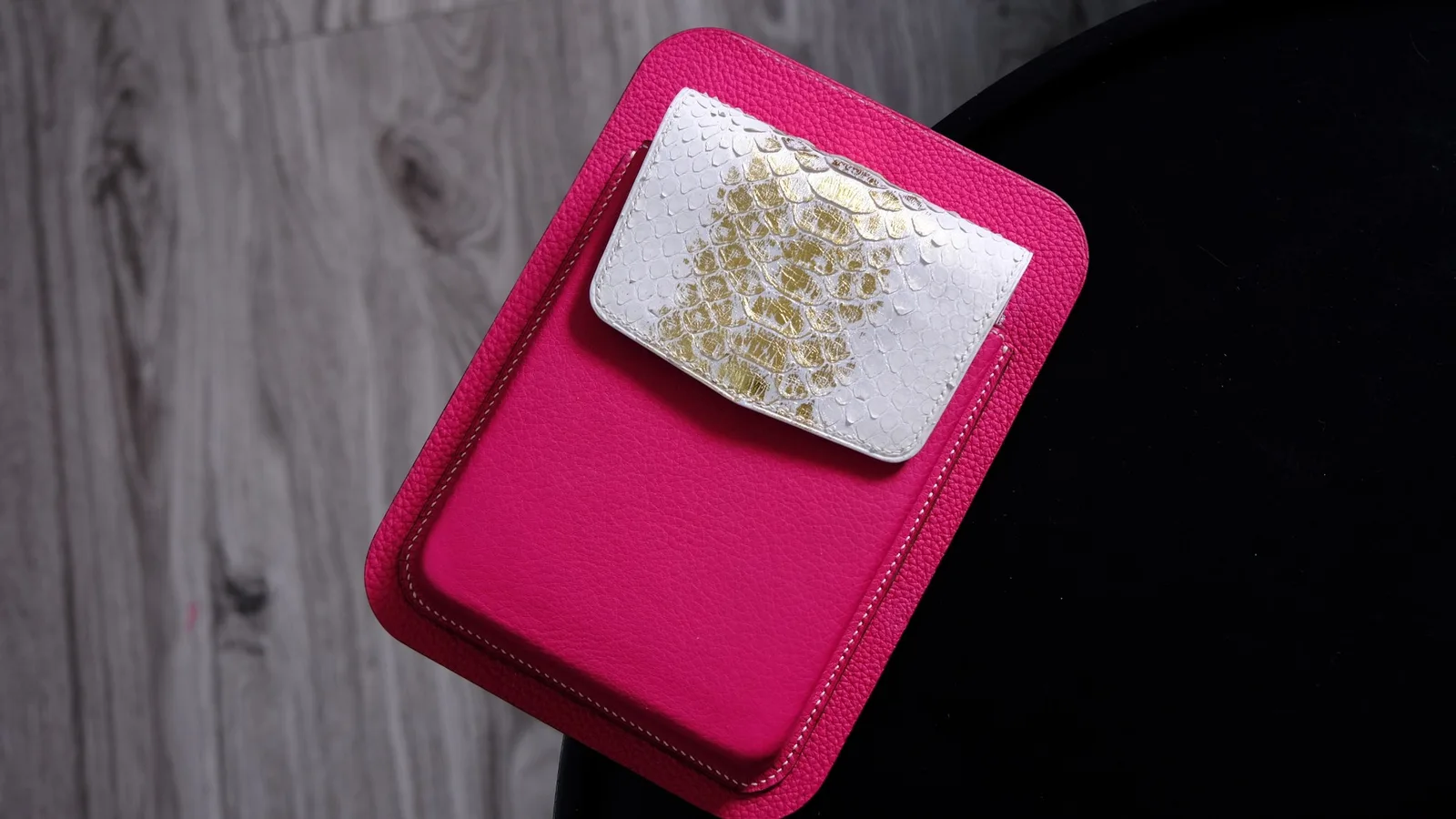 Ảnh Studio Túi clutch đựng cigar da trăn màu trắng ánh vàng - Koi Leather