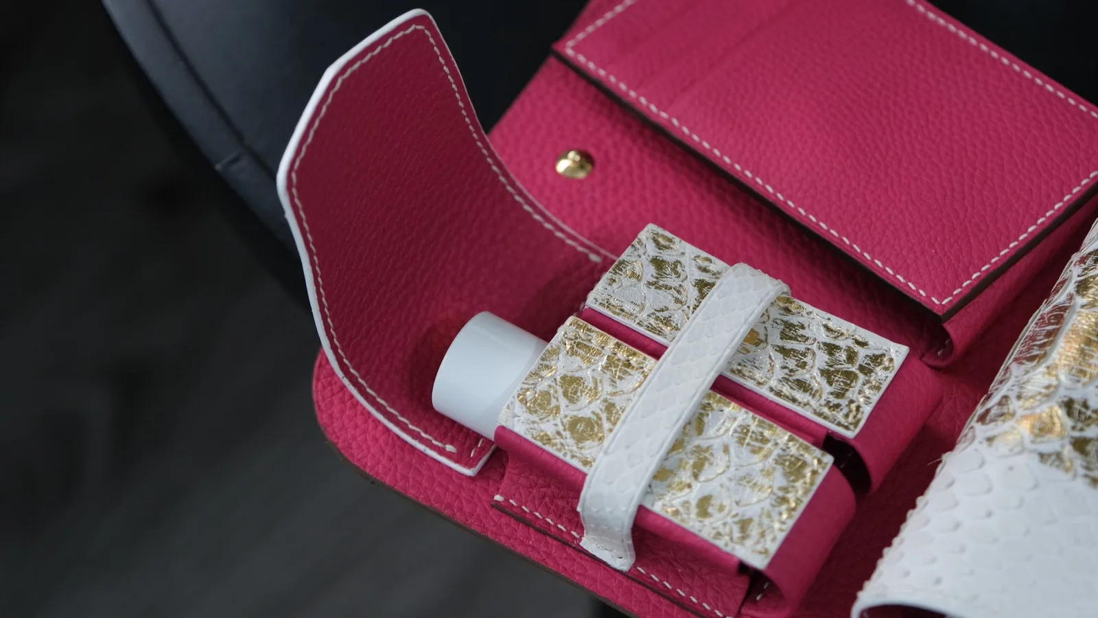Ảnh Studio Túi clutch đựng cigar da trăn màu trắng ánh vàng - Koi Leather
