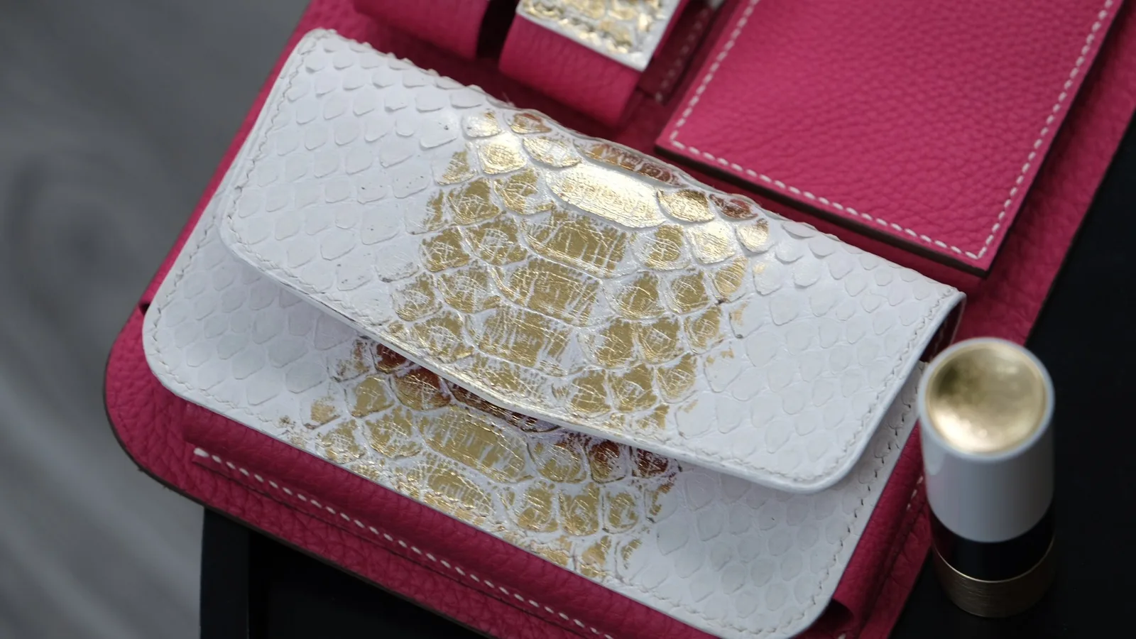 Ảnh Studio Túi clutch đựng cigar da trăn màu trắng ánh vàng - Koi Leather