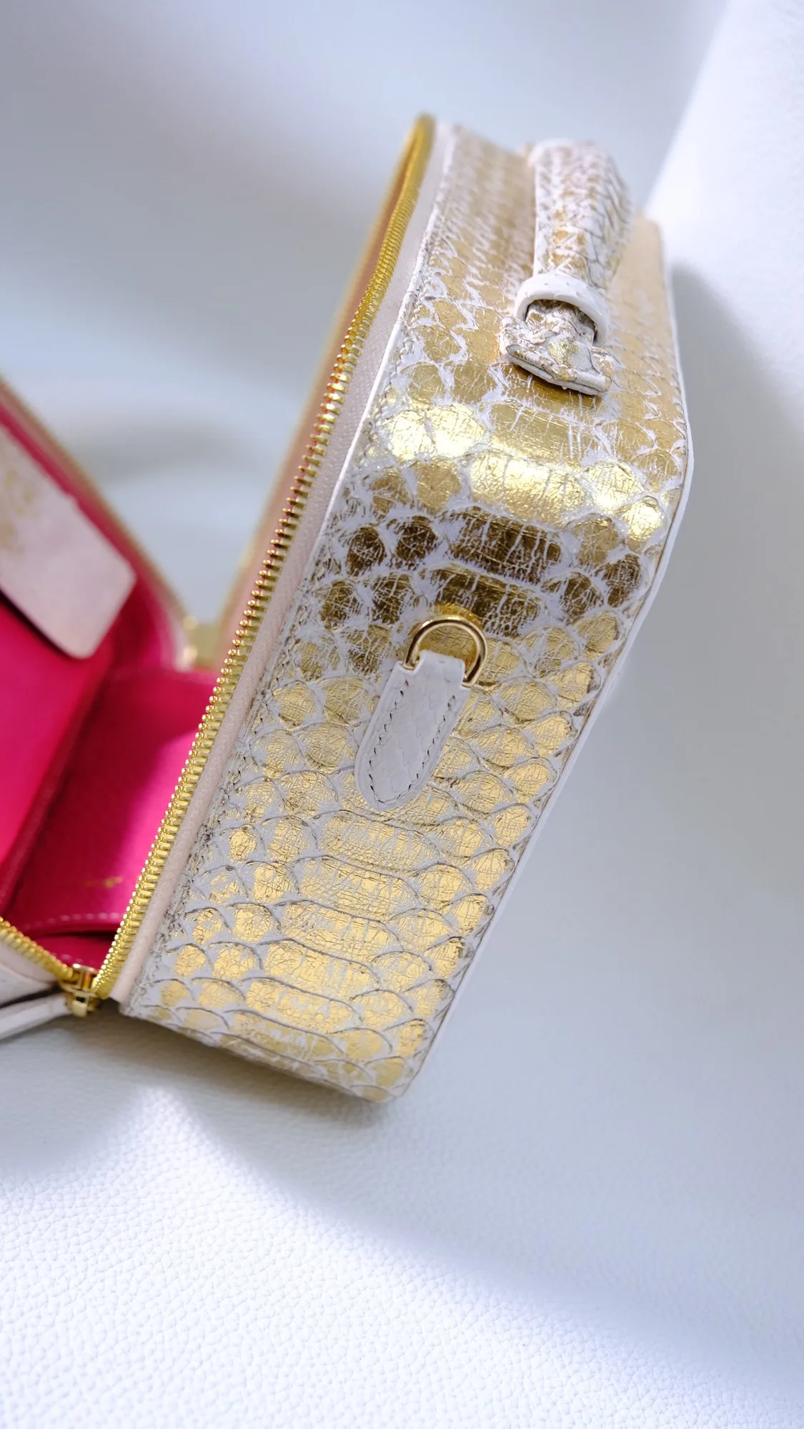 Ảnh Studio Túi clutch đựng cigar da trăn màu trắng ánh vàng - Koi Leather