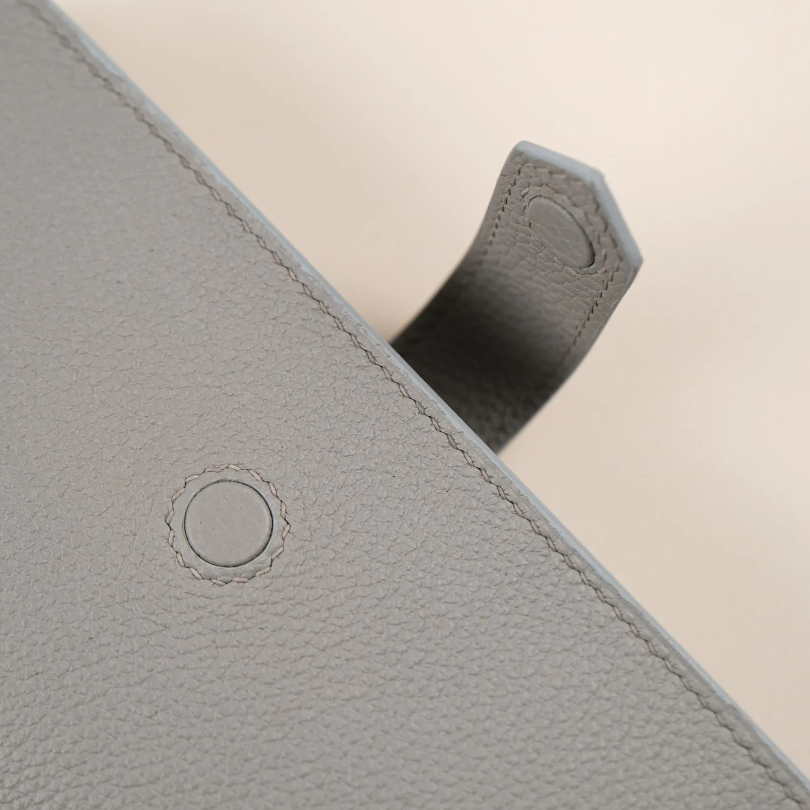 Ảnh Studio Ví dài cầm tay da Togo xám có quai gài bấm - Koi Leather